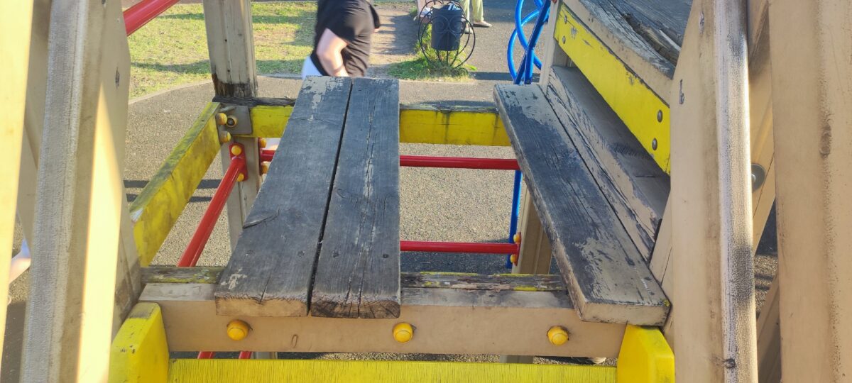 На детской площадке в Твери оторваны доски