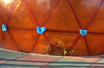 В городе Тверской области гниют от старости детские площадки В городе Тверской области гниют от старости детские площадки