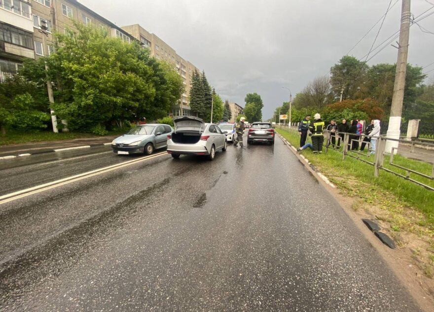 В Твери несовершеннолетний пешеход попал под колеса легковушки В Твери несовершеннолетний пешеход попал под колеса легковушки