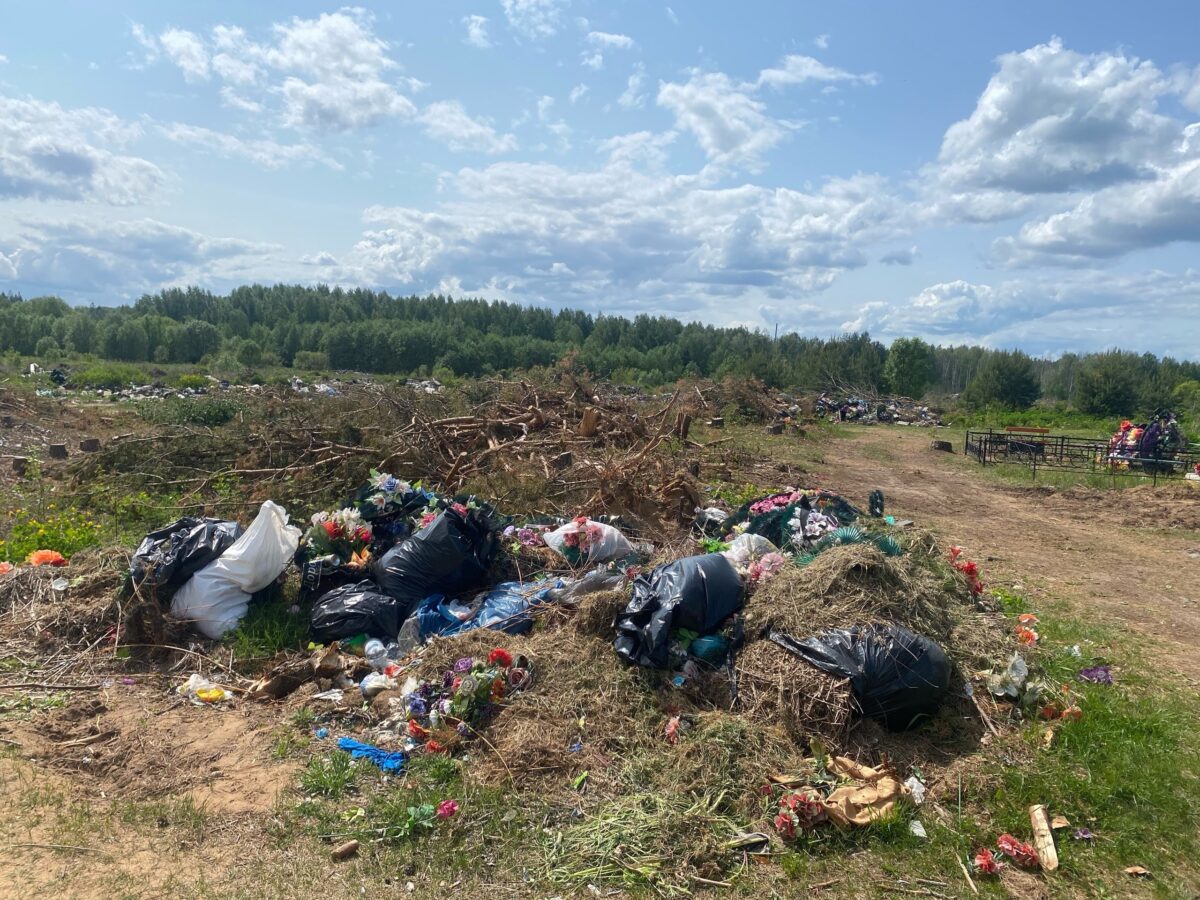 Крик души: кладбище в Тверской области завалили мусором