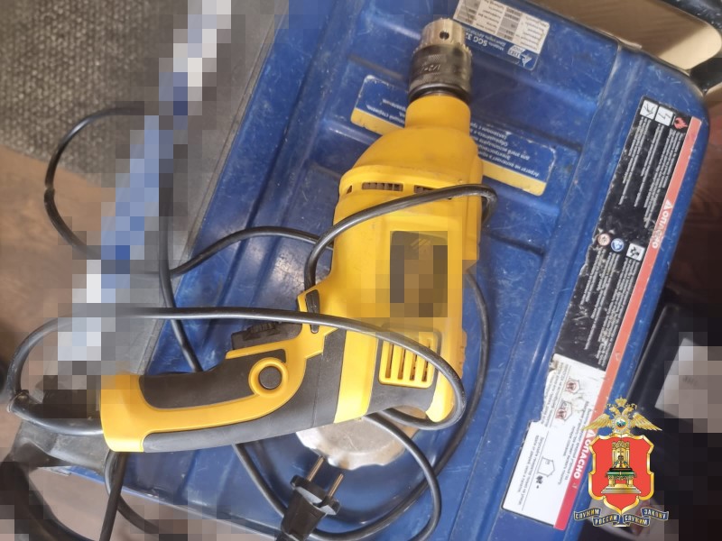 В Тверской области мужчина нашел в бытовке дорогие инструменты и оставил их себе