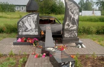 В Тверской области водитель снёс воинский мемориал