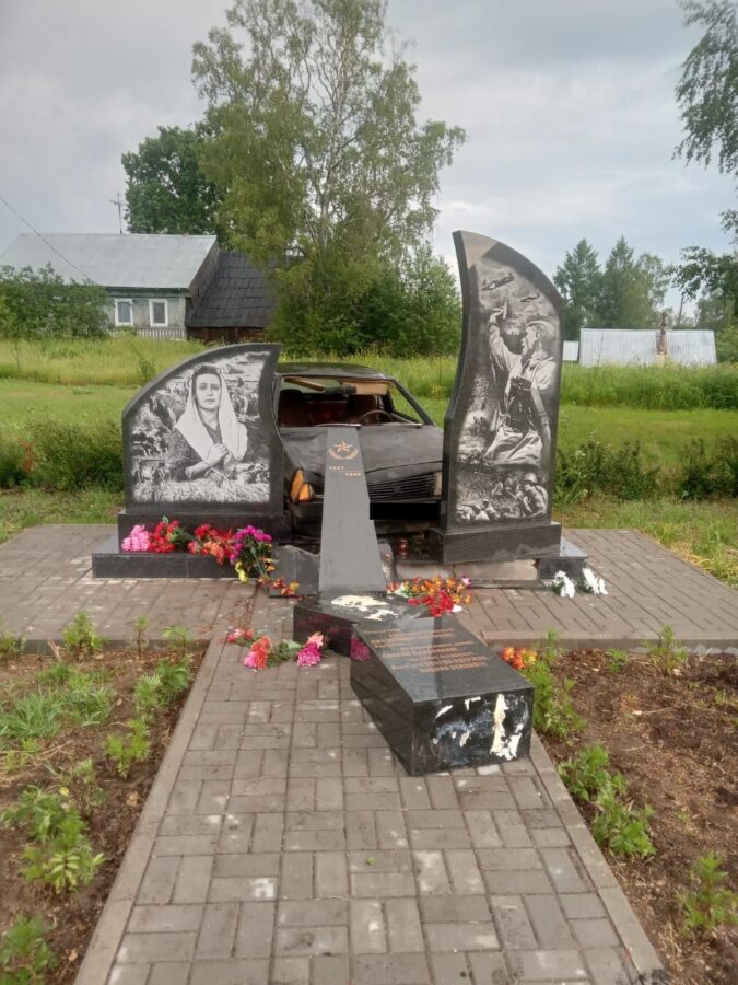 В Тверской области водитель снёс воинский мемориал