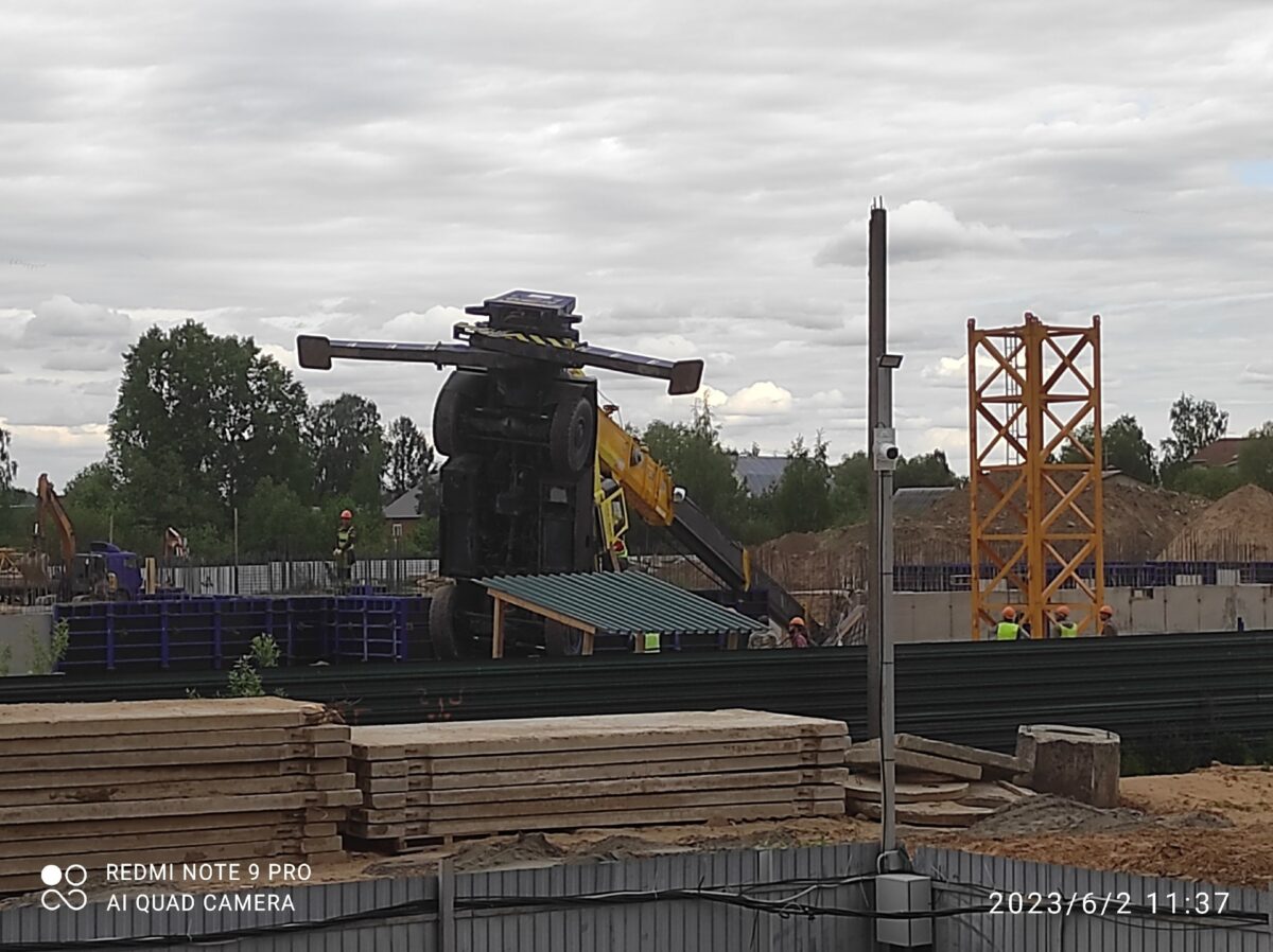 В Заволжском районе Твери снова упал кран