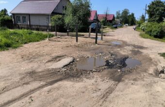 В городе Тверской области рабочие не чинят трубопровод