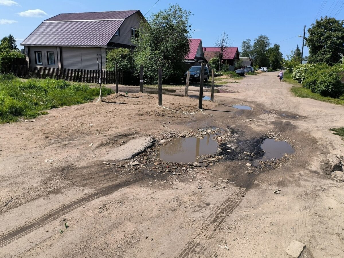 В городе Тверской области рабочие не чинят трубопровод