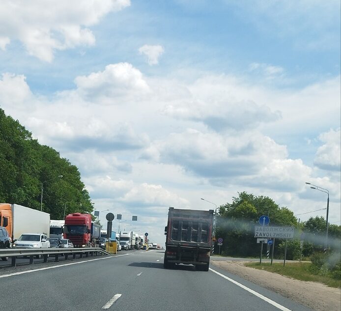 Под Тверью сохраняется большая пробка