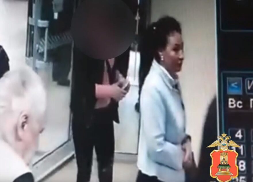 В Тверской области женщина похитила деньги пенсионера прямо в отделении банка В Тверской области женщина похитила деньги пенсионера прямо в отделении банка