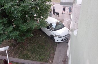 В Твери легковушка въехала в многоэтажку В Твери легковушка въехала в многоэтажку