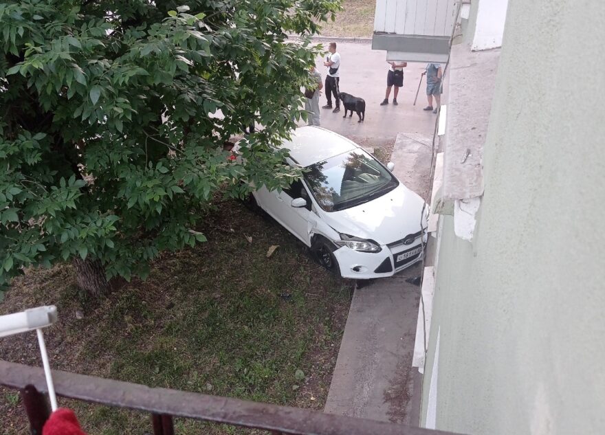 В Твери легковушка въехала в многоэтажку