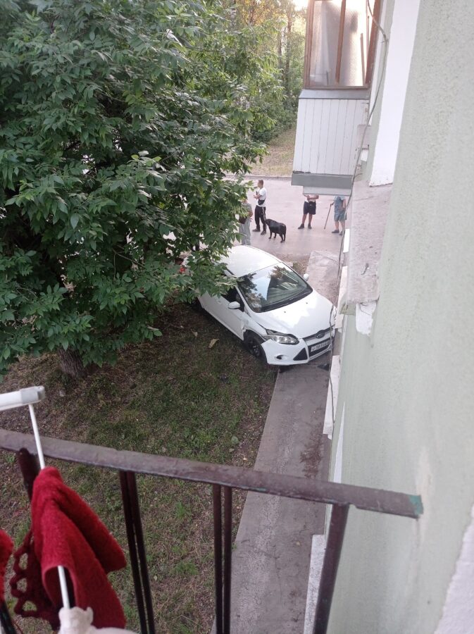 В Твери легковушка въехала в многоэтажку