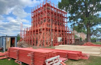 В Тверской области спасают уникальную надвратную церковь