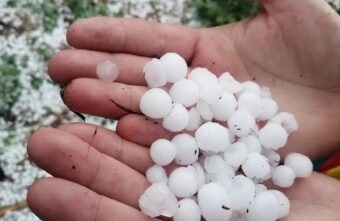 На один из городов Тверской области обрушился град На один из городов Тверской области обрушился град