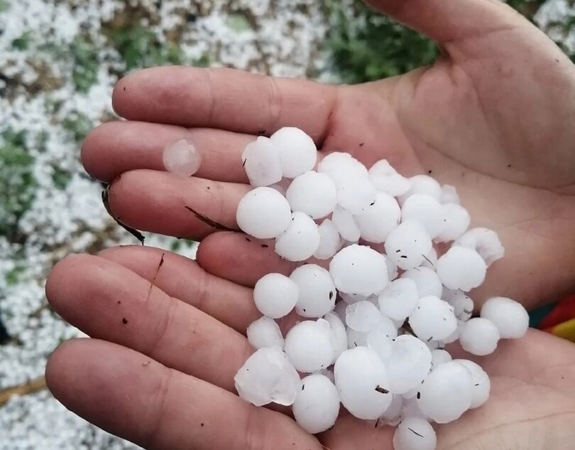 На один из городов Тверской области обрушился град