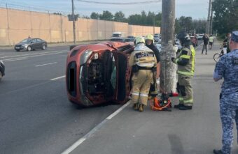 На мосту в Твери перевернулся автомобиль, есть погибший На мосту в Твери перевернулся автомобиль, есть погибший