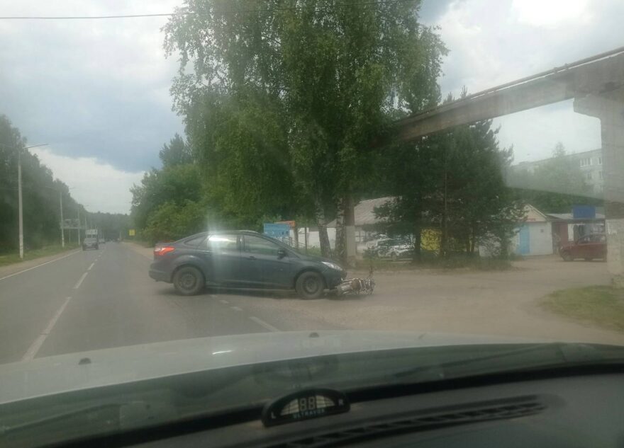 В Тверской области иномарка протаранила мотоцикл