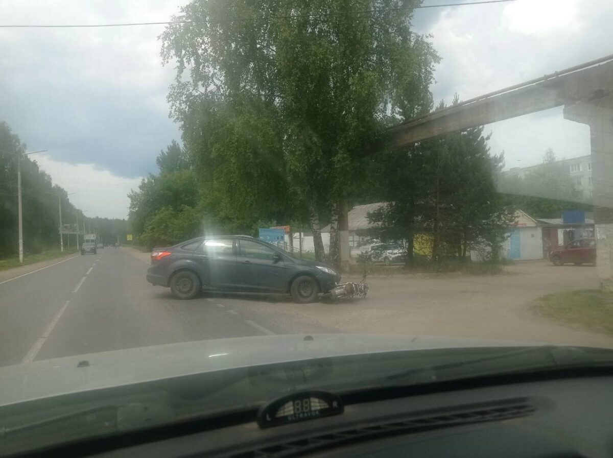 В Тверской области иномарка протаранила мотоцикл