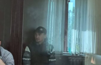 В Твери взяли под стражу мужчину, помогавшего украсть деньги у попутчика