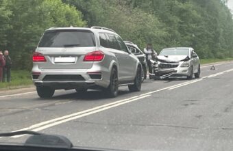 Под Тверью водитель решил обогнать другие машины и врезался в "Шевроле"
