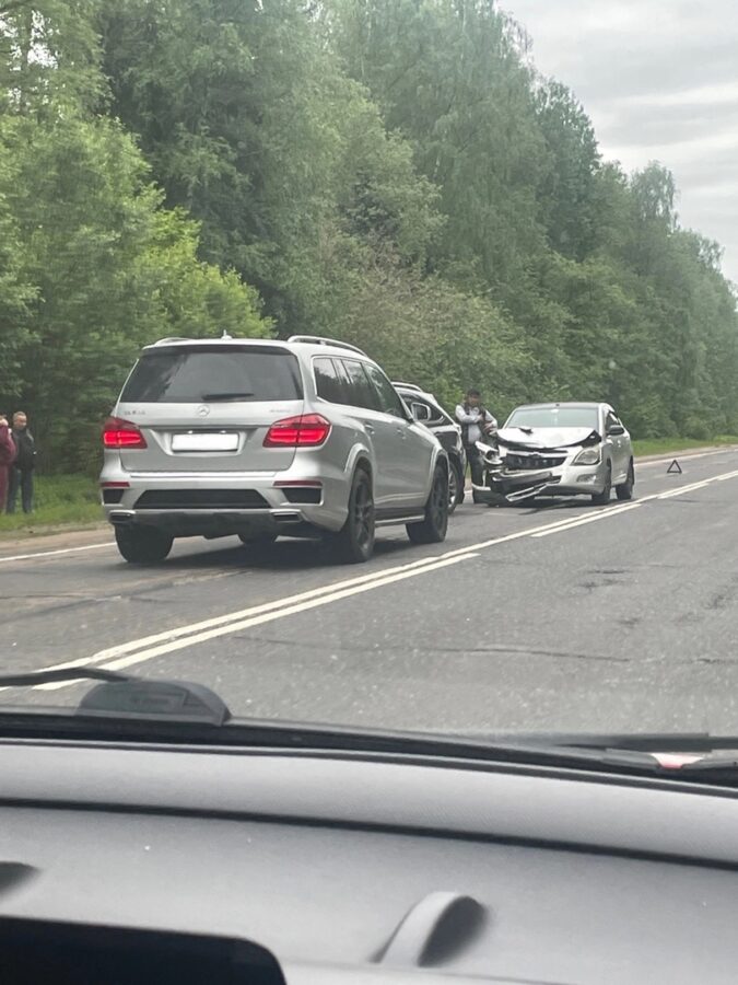 Под Тверью водитель решил обогнать другие машины и врезался в "Шевроле"