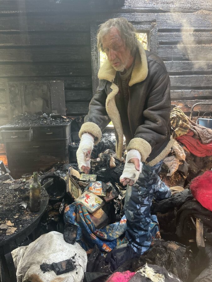 В Тверской области мужчина с тремя кошками живет на пепелище