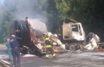 В Тверской области погиб водитель легковушки, загоревшейся после столкновения с грузовиком
