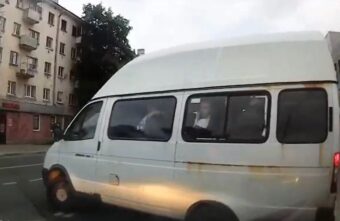 В Твери микроавтобус с пассажирами пересек оживленный проспект через двойную сплошную