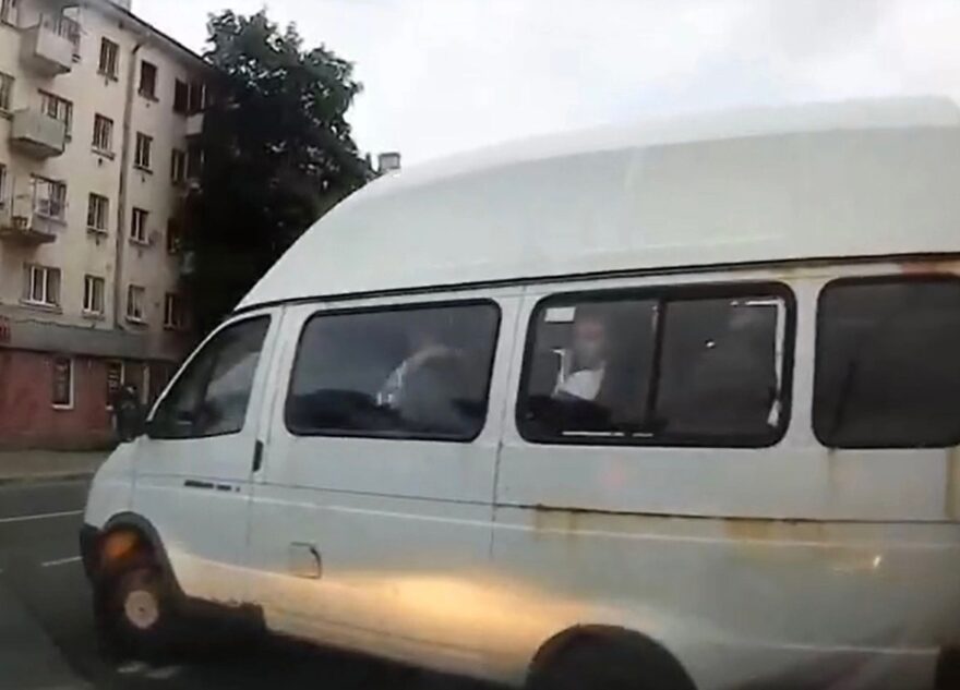В Твери микроавтобус с пассажирами пересек оживленный проспект через двойную сплошную В Твери микроавтобус с пассажирами пересек оживленный проспект через двойную сплошную