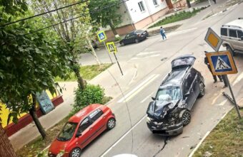 Водитель иномарки спровоцировал ДТП на перекрёстке в Твери Водитель иномарки спровоцировал ДТП на перекрёстке в Твери