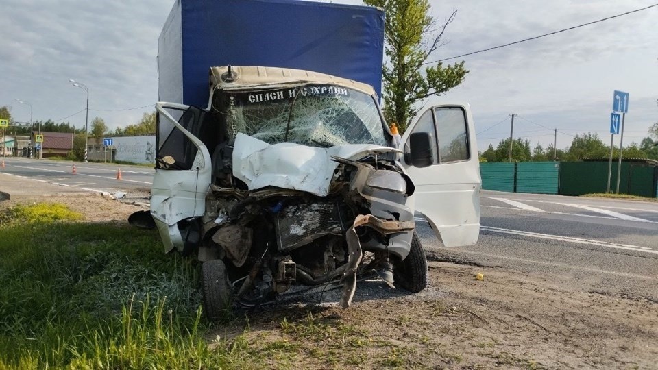Уснувший водитель ГАЗели протаранил автобус на остановке в Тверской области