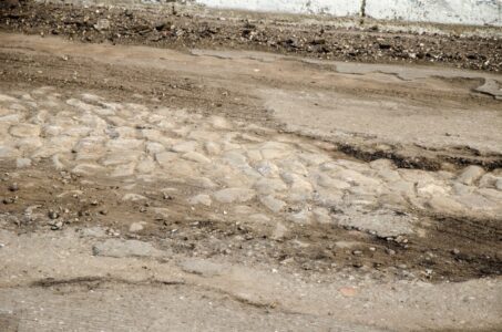 На одной из улиц Твери нашли участок булыжной мостовой На одной из улиц Твери нашли участок булыжной мостовой