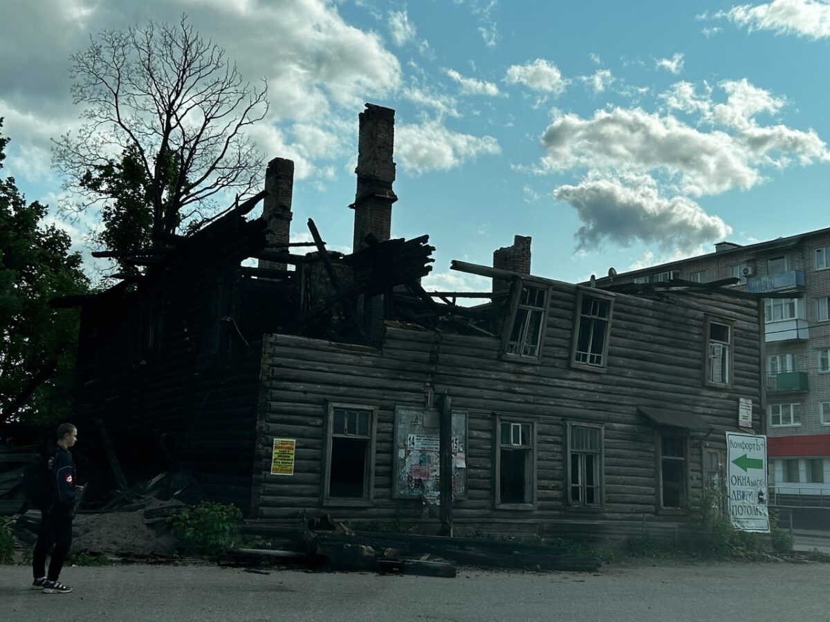 В Тверской области дом рушится прямо на дорогу, где ходят люди