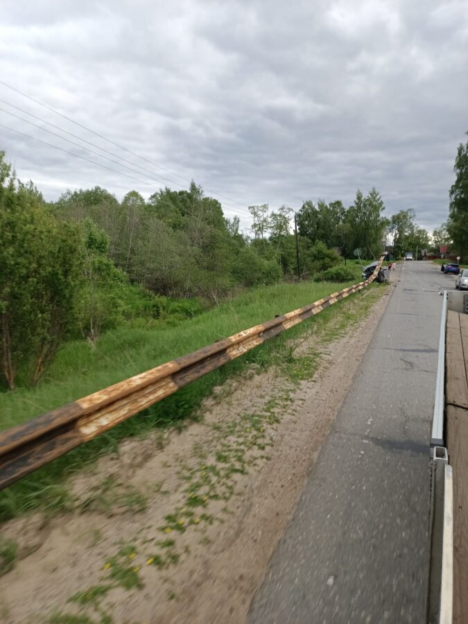 В Тверской области легковушка вырвала разделительное ограждение