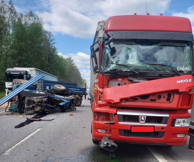 Появились подробности ДТП с участием трактора и фуры под Тверью