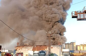 В Твери загорелся ангар В Твери загорелся ангар