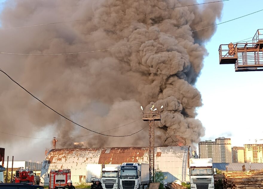 В Твери загорелся ангар