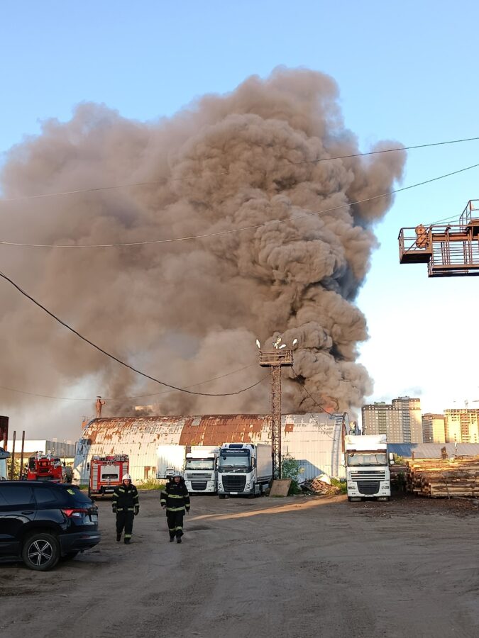 В Твери загорелся ангар