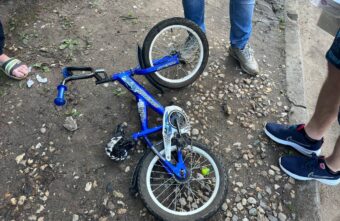 В Твери машина сбила маленького ребенка на велосипеде