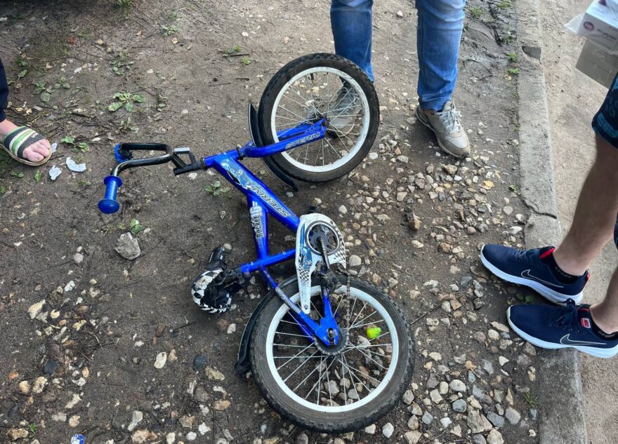 В Твери машина сбила маленького ребенка на велосипеде