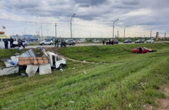 На оживленной улице в Твери две машины "ушли" в кювет