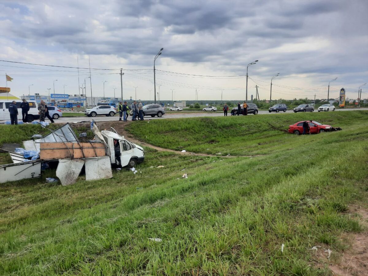 На оживленной улице в Твери две машины 