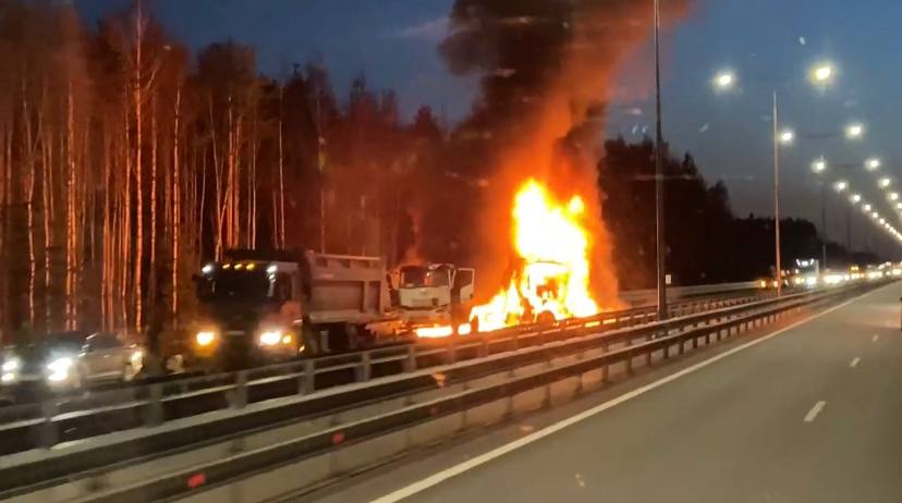 Ночью в Тверской области столкнулись два грузовых автомобиля Ночью в Тверской области столкнулись два грузовых автомобиля