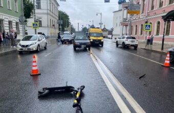 В Твери самокатчик заехал под легковушку В Твери самокатчик заехал под легковушку