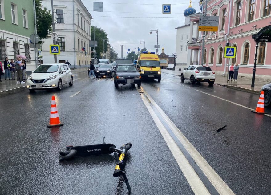 В Твери самокатчик заехал под легковушку
