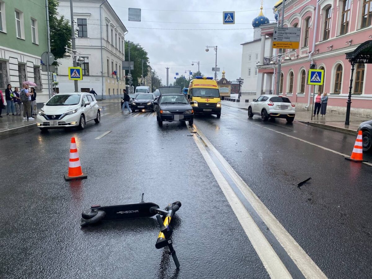 В Твери самокатчик заехал под легковушку В Твери самокатчик заехал под легковушку