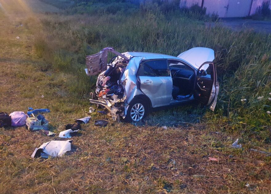 В Тверской области грузовик въехал в легковушку