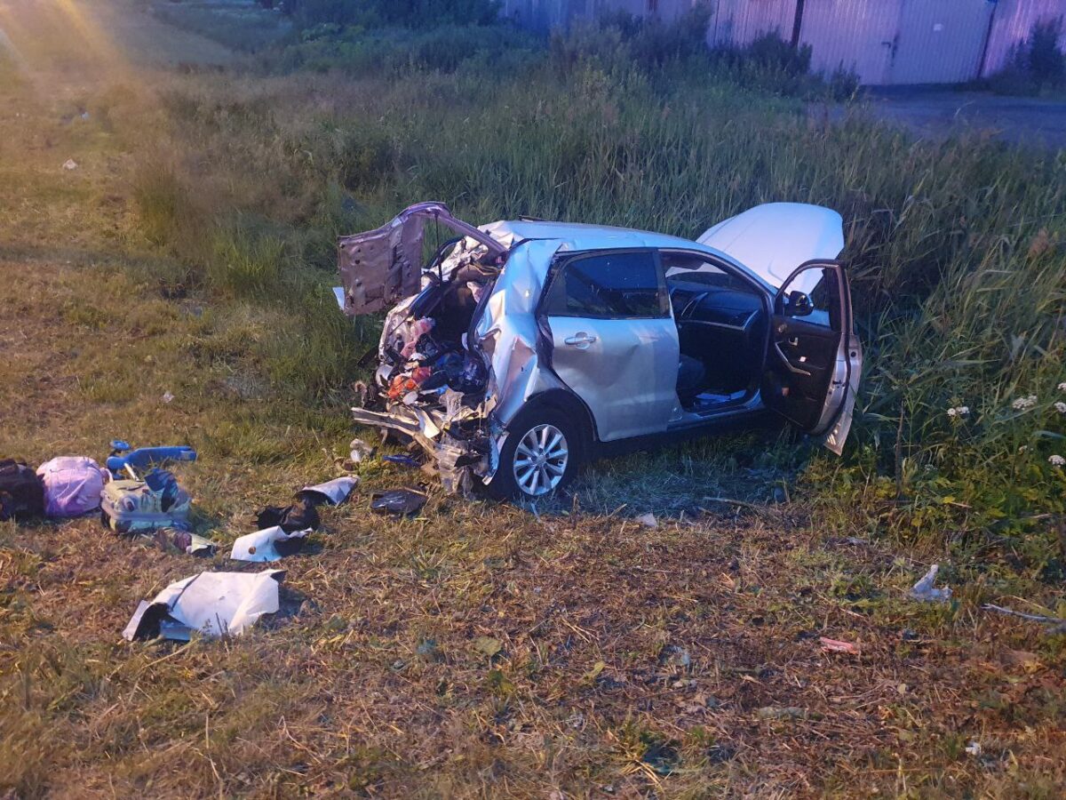 В Тверской области грузовик въехал в легковушку