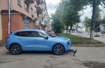 Две девочки на электросамокате попали под колёса иномарки в Твери