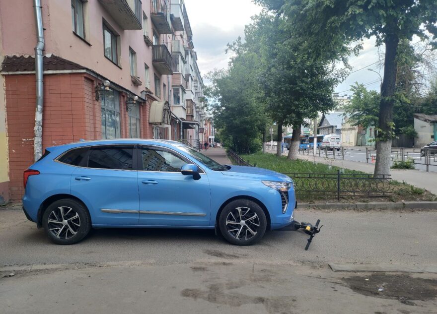 Две девочки на электросамокате попали под колёса иномарки в Твери Две девочки на электросамокате попали под колёса иномарки в Твери
