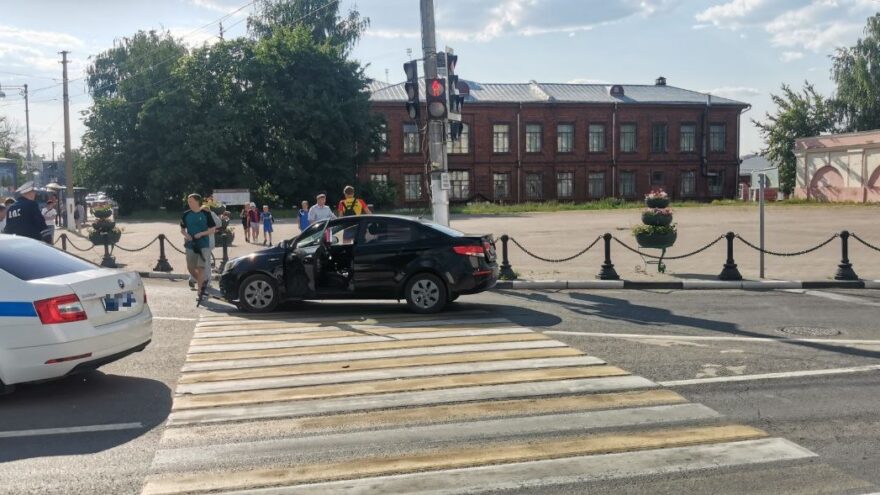 Две девочки на одном самокате попали под машину в Твери